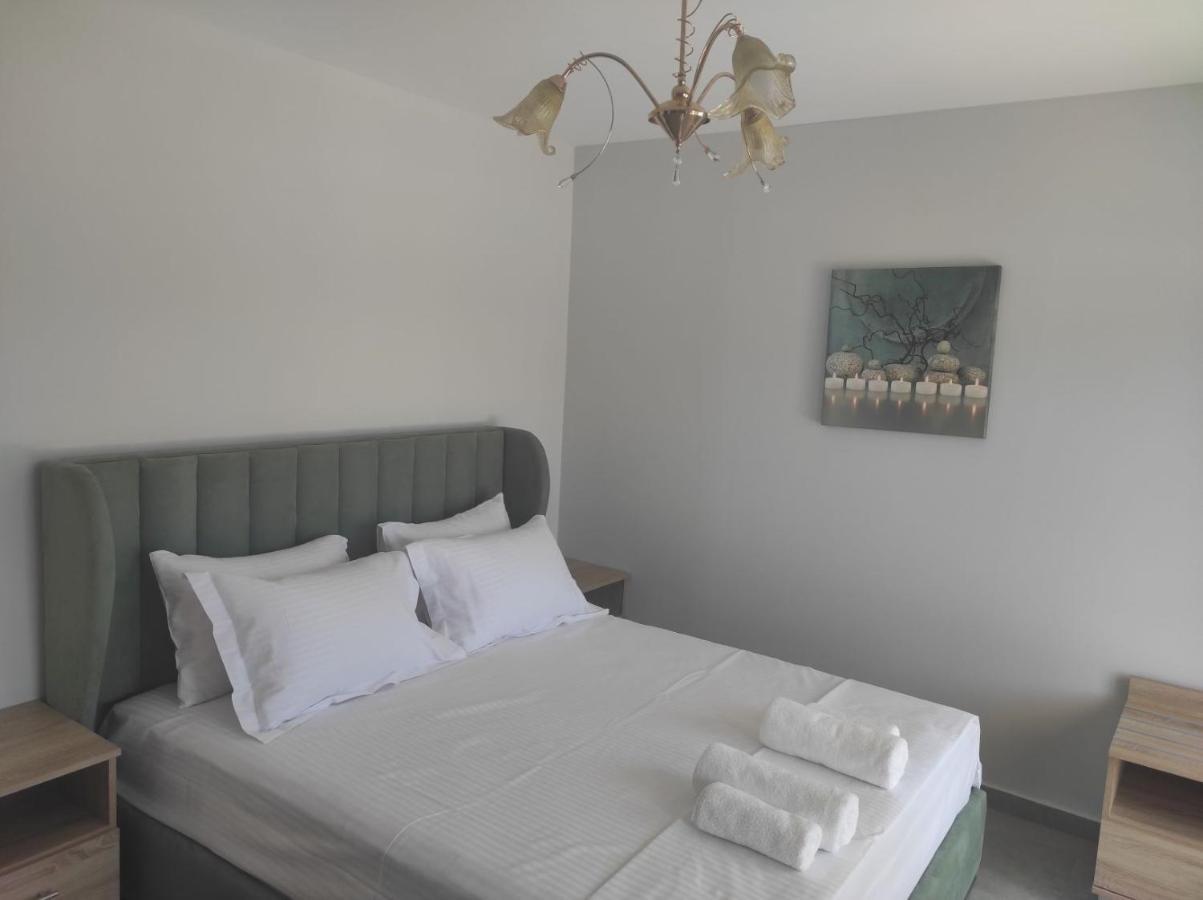 Blue Beach Apartments โอฟรีนีออน ภายนอก รูปภาพ